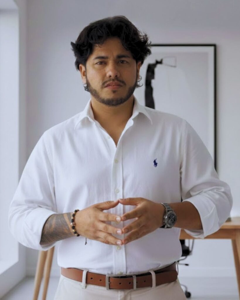 Fundador y director creativo de creativamente studio contacta un estudio creativo de publicidad y diseño.